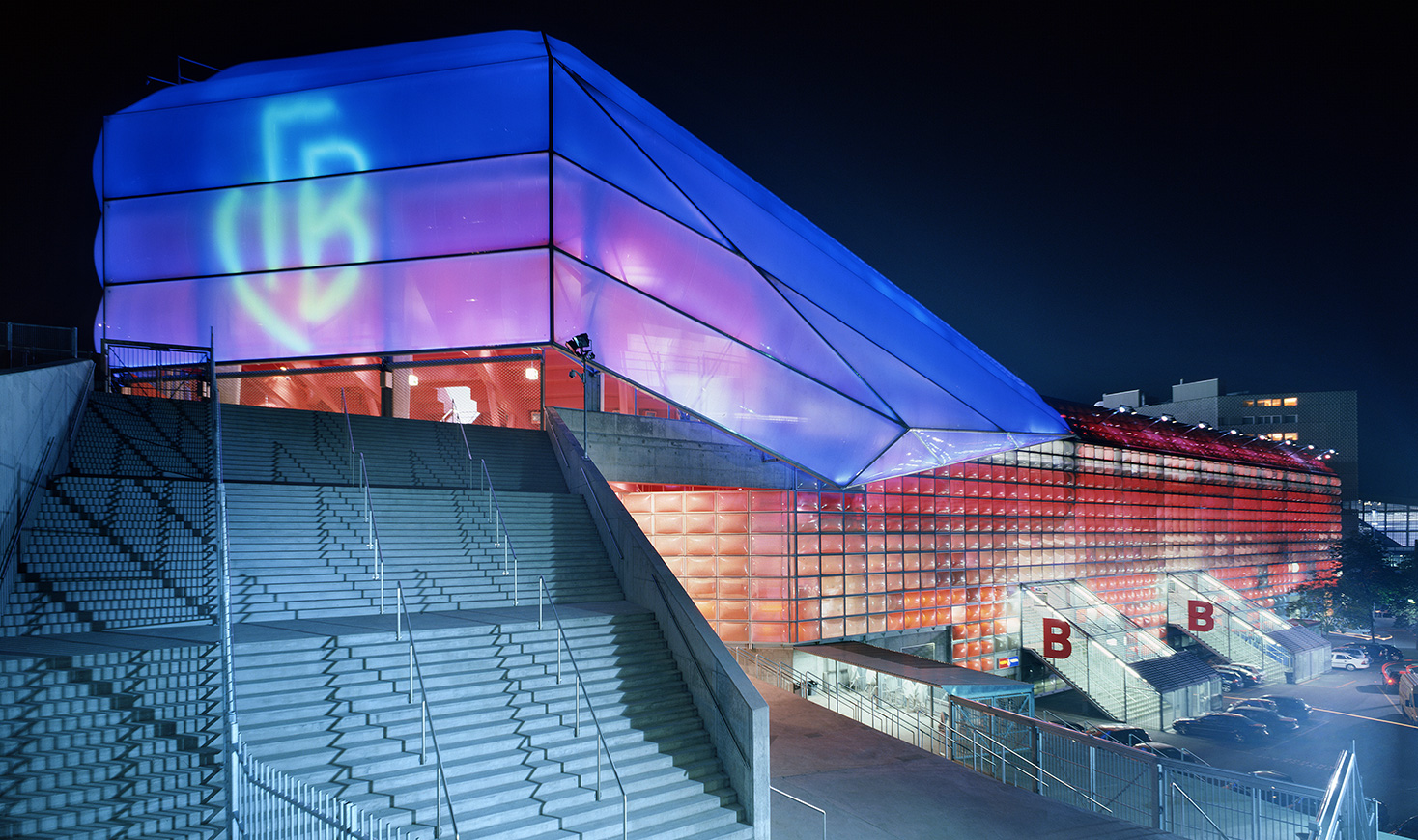 Stadion St. Jakob-Park bei Nacht mit FC Basel Logo 